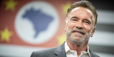 Buď jako Arnold Schwarzenegger: zůstaň doma, zacvič si a přispěj potřebným