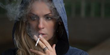 Skryté dopady cigaretové závislosti: masivní odlesňování, tuny emisí i odhozených vajglů