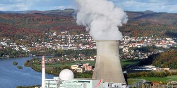 Francie kvůli vedru opět nezvládá chladit jaderné reaktory, vykrývat je musí soláry a vítr