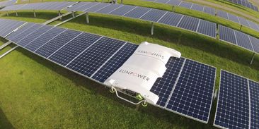 Roboti čistí solární panely lépe, rychleji a levněji než člověk