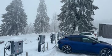 Elektromobilem i na lyže: ČEZ zlevňuje nabíjení a staví nové stanice na horských parkovištích