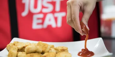Jedlý a rozložitelný „plast“ vyrobený z mořských řas: startup nabízí řešení pro obědy do krabičky