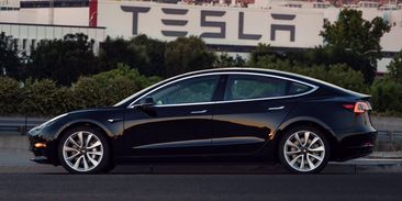 Elon Musk se pochlubil Teslou Model 3. První vůz opustil továrnu v pátek