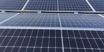 Snížit účty za energii pomůžou solární panely na střeše a baterie pro ukládání přebytků