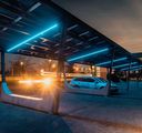 České carporty vypadají vedle umazaných benzínek jako výjev z budoucnosti
