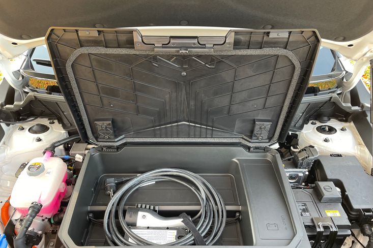 Nabíjecí kabely můžete vozit v praktickém kufru pod kapotou.