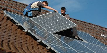Stále více lidí si nechává střešní fotovoltaiku propojit s bateriemi