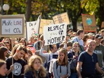 Bít na poplach. Klimatické a občanské iniciativy svolávají demonstraci