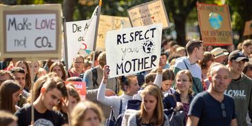 Bít na poplach. Klimatické a občanské iniciativy svolávají demonstraci