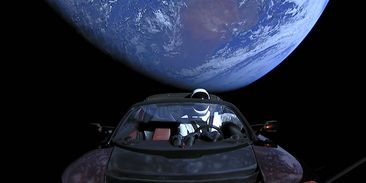 Tesla pluje rok vesmírem. Může se srazit se Zemí?