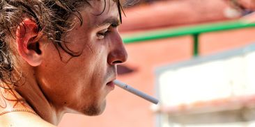 Španělsko zavádí „vajglovné“. Tabákové firmy budou platit za úklid cigaretových nedopalků