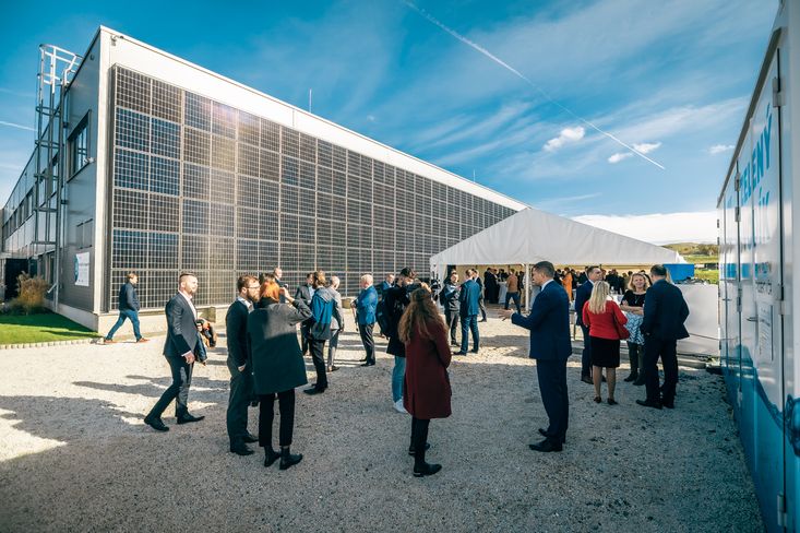 Elektrolyzér pohání energie z velké FVE na střeše a fasádě sídla Solar Global