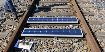 Rosa na kolejích a soláry. Startuje unikátní projekt železniční fotovoltaiky