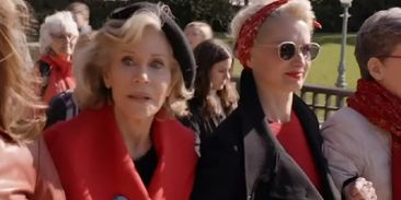 Proč je pro klima důležitý červený kabát americké herečky Jane Fondy?