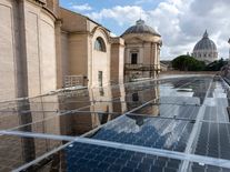 Papežský stát sází na slunce. Vatikán postaví agrovoltaickou elektrárnu za 100 milionů eur