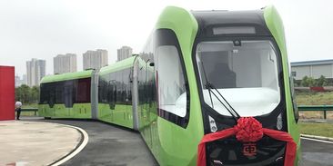 Tento čínský vlak uveze 500 lidí a stačí mu jen virtuální koleje