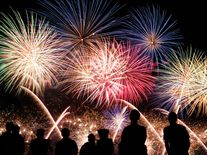 Prskavky zapálit můžete. Rachejtle a petardy si ale rozmyslete, hrozí pokuty