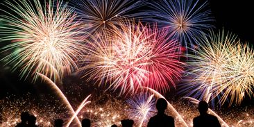 Prskavky zapálit můžete. Rachejtle a petardy si ale rozmyslete, hrozí pokuty