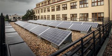 Až dvě miliardy na podporu nových solárních elektráren a bateriových systémů pro firmy