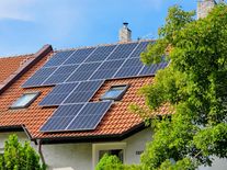 Požár kvůli solárům? Časté chyby instalací vás mohou stát střechu i pojistku