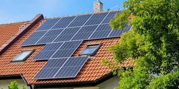 Požár kvůli solárům? Časté chyby instalací vás mohou stát střechu i pojistku