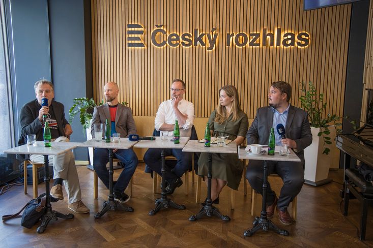 V panelové diskuzi se setkali (zleva) Luděk Niedermayer, Zdeněk Sobotka, Martin Sedlák, Tatiana Mindeková a moderoval Ondřej Novák