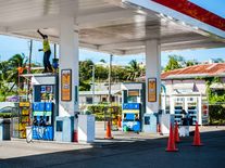 Z opuštěných benzínek nabíjecí stanice. Velká Británie chystá elektromobilní převrat