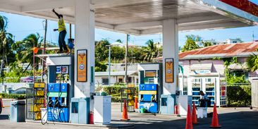 Z opuštěných benzínek nabíjecí stanice. Velká Británie chystá elektromobilní převrat