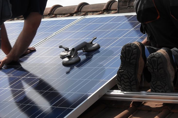 Nově bude možné posílat energii ze solárů na chatě třeba do bytu (ilustrační foto)