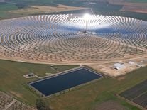 Slunce na steroidech. Hybridní solární mega elektrárna i panely zakryté jezero