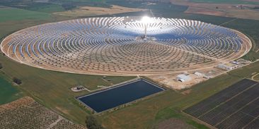 Slunce na steroidech. Hybridní solární mega elektrárna i panely zakryté jezero