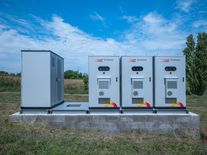 Velikonoce opět poslaly ceny elektřiny hluboko do mínusu. Řešením jsou bateriová úložiště