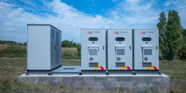 Velikonoce opět poslaly ceny elektřiny hluboko do mínusu. Řešením jsou bateriová úložiště