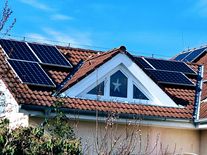 Co když dodavatel fotovoltaiky zkrachuje? Domácnosti zvažují investici do solárů i čtvrt roku