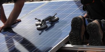 Zákaznice čeká už rok na fotovoltaiku. Firma jako omluvu poslala švestky s přelepeným datem spotřeby