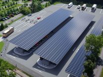 Zoo Zlín přišla s řešením, jak snížit vlastní náklady a současně zastínit auta na parkovišti