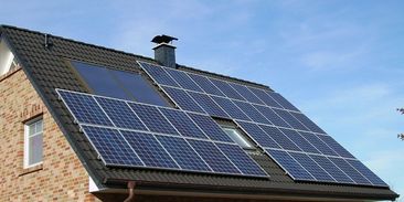 Domácí i firemní solární elektrárny se vyplatí. Hitem se stává spojení s bateriemi