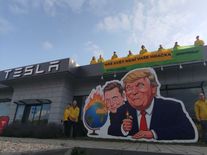 Aktivisté z Greenpeace obsadili střechu pražské pobočky Tesly. Upozornili na roli miliardářů v ničení planety
