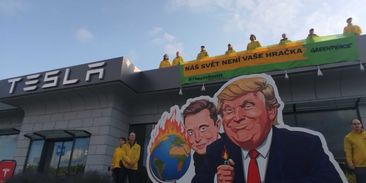 Aktivisté z Greenpeace obsadili střechu pražské pobočky Tesly. Upozornili na roli miliardářů v ničení planety