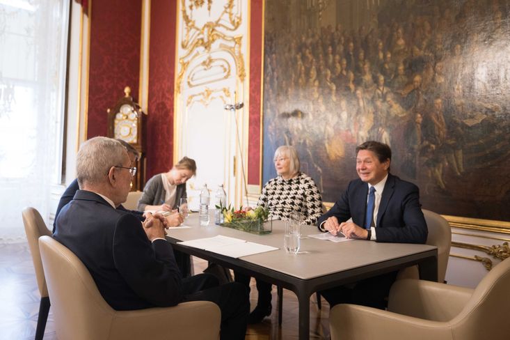 Rakouský prezident Alexander Van der Bellen se přímo zapojuje do jednání o energetické politice..