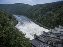 Foto: Praha je připravená na velkou vodu, Vltavská kaskáda pouští přepady