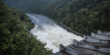 Foto: Praha je připravená na velkou vodu, Vltavská kaskáda pouští přepady
